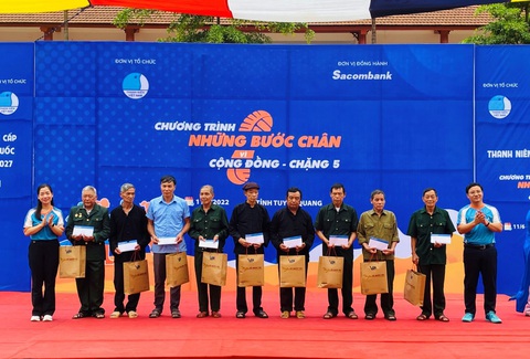 Khởi động giải chạy Những bước chân vì cộng đồng - chặng 5 - Ảnh 3. Khởi động giải chạy Những bước chân vì cộng đồng - chặng 5 - Ảnh 3.