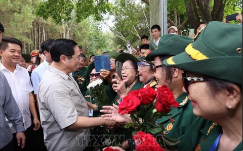 Thủ tướng dâng hương tưởng nhớ anh hùng liệt sĩ tại Ngã ba Đồng Lộc - Ảnh 2. Thủ tướng dâng hương tưởng nhớ anh hùng liệt sĩ tại Ngã ba Đồng Lộc - Ảnh 2.