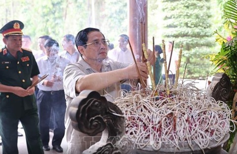 Thủ tướng dâng hương tưởng nhớ anh hùng liệt sĩ tại Ngã ba Đồng Lộc - Ảnh 1. Thủ tướng dâng hương tưởng nhớ anh hùng liệt sĩ tại Ngã ba Đồng Lộc - Ảnh 1.