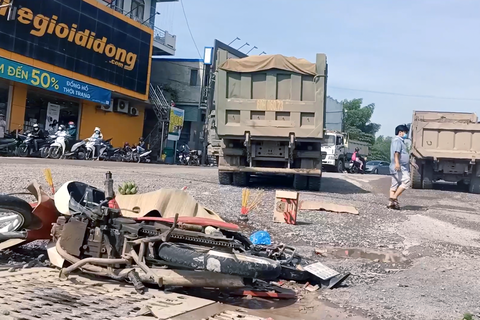 Xe ben chở đá lại cán chết người trên quốc lộ 51 - Ảnh 1. Xe ben chở đá lại cán chết người trên quốc lộ 51 - Ảnh 1.