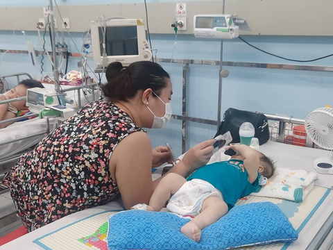 Mắc sốt xuất huyết, điều trị ở đâu đúng tuyến, an toàn? - Ảnh 2. Mắc sốt xuất huyết, điều trị ở đâu đúng tuyến, an toàn? - Ảnh 2.