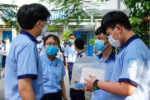 Thi ngoại ngữ vào lớp 10 ở TP.HCM: Nhiều thí sinh làm xong bài sớm - Ảnh 7. Thi ngoại ngữ vào lớp 10 ở TP.HCM: Nhiều thí sinh làm xong bài sớm - Ảnh 7.