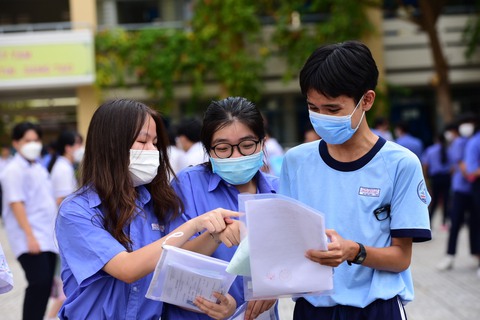 Thi ngoại ngữ vào lớp 10 ở TP.HCM: Nhiều thí sinh làm xong bài sớm - Ảnh 1. Thi ngoại ngữ vào lớp 10 ở TP.HCM: Nhiều thí sinh làm xong bài sớm - Ảnh 1.