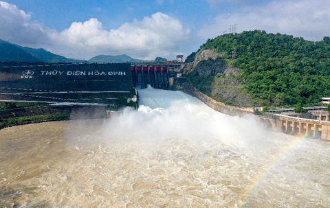 Chiều nay, thủy điện Hòa Bình mở thêm một cửa xả đáy- Ảnh 1. Hồ thủy điện Hòa Bình mở cửa xả đáy thứ 2 từ 16h chiều nay 16-7 - Ảnh: A.HÙNG