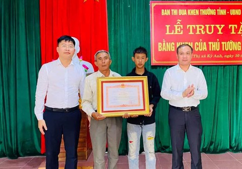 Truy tặng bằng khen của Thủ tướng Chính phủ cho đoàn viên tham gia chống dịch - Ảnh 1. Truy tặng bằng khen của Thủ tướng Chính phủ cho đoàn viên tham gia chống dịch - Ảnh 1.