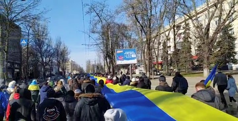 Nga bắt đầu cấp hộ chiếu cho người Ukraine ở Kherson - Ảnh 1. Nga bắt đầu cấp hộ chiếu cho người Ukraine ở Kherson - Ảnh 1.