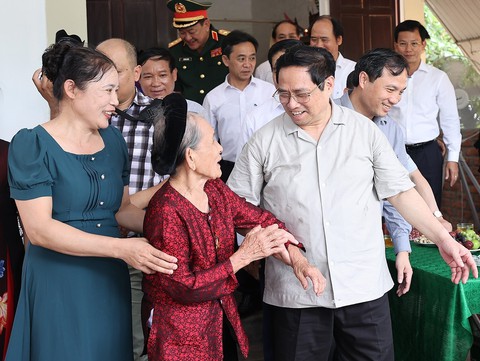 Thủ tướng dâng hương tưởng nhớ anh hùng liệt sĩ tại Ngã ba Đồng Lộc - Ảnh 3. Thủ tướng dâng hương tưởng nhớ anh hùng liệt sĩ tại Ngã ba Đồng Lộc - Ảnh 3.