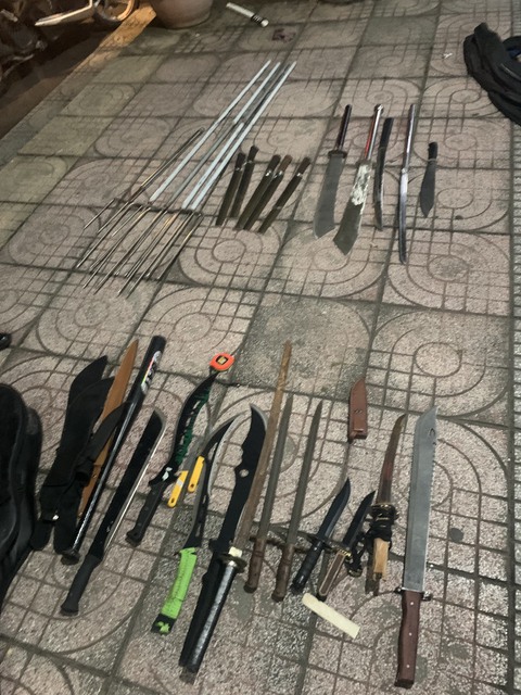 Mâu thuẫn chỉ từ tiếng nẹt pô, 2 nhóm trẻ trâu ra đường giáp lá cà - Ảnh 2. Mâu thuẫn chỉ từ tiếng nẹt pô, 2 nhóm trẻ trâu ra đường giáp lá cà - Ảnh 2.