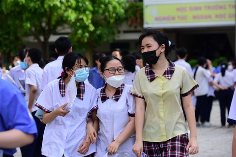Thi ngoại ngữ vào lớp 10 ở TP.HCM: Nhiều thí sinh làm xong bài sớm - Ảnh 3. Thi ngoại ngữ vào lớp 10 ở TP.HCM: Nhiều thí sinh làm xong bài sớm - Ảnh 3.