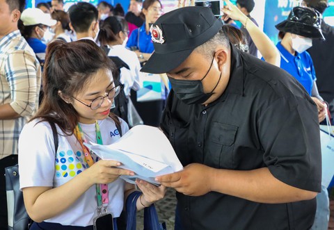 Công nhân hào hứng trải nghiệm dịch vụ và trò chơi tại Chợ phiên Không tiền mặt - Ảnh 13. Công nhân hào hứng trải nghiệm dịch vụ và trò chơi tại Chợ phiên Không tiền mặt - Ảnh 13.