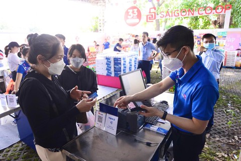 Công nhân tranh thủ mua dầu ăn, nước mắm... giảm giá tại Chợ phiên không tiền mặt - Ảnh 2. Công nhân tranh thủ mua dầu ăn, nước mắm... giảm giá tại Chợ phiên không tiền mặt - Ảnh 2.