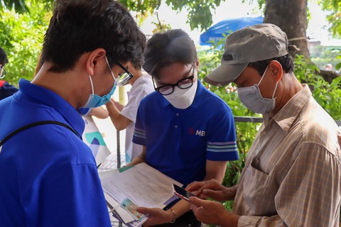 Công nhân hào hứng trải nghiệm dịch vụ và trò chơi tại Chợ phiên Không tiền mặt - Ảnh 8. Công nhân hào hứng trải nghiệm dịch vụ và trò chơi tại Chợ phiên Không tiền mặt - Ảnh 8.