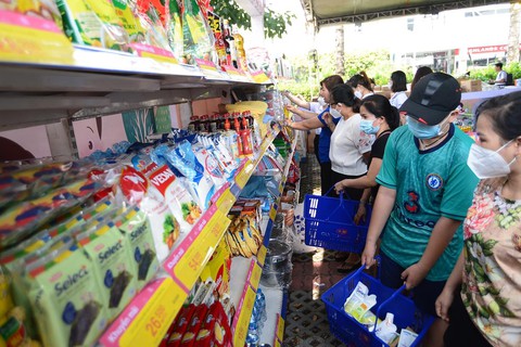 Công nhân tranh thủ mua dầu ăn, nước mắm... giảm giá tại Chợ phiên không tiền mặt - Ảnh 1. Công nhân tranh thủ mua dầu ăn, nước mắm... giảm giá tại Chợ phiên không tiền mặt - Ảnh 1.