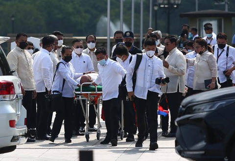 Bộ trưởng Quốc phòng Philippines ngất xỉu tại lễ kỷ niệm độc lập - Ảnh 2. Bộ trưởng Quốc phòng Philippines ngất xỉu tại lễ kỷ niệm độc lập - Ảnh 2.