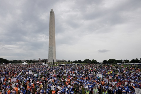 Người Mỹ đổ về Washington kêu gọi ban hành luật hạn chế bạo lực súng đạn - Ảnh 1. Người Mỹ đổ về Washington kêu gọi ban hành luật hạn chế bạo lực súng đạn - Ảnh 1.