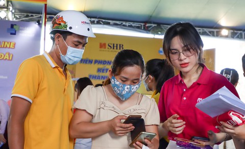 Công nhân hào hứng trải nghiệm dịch vụ và trò chơi tại Chợ phiên Không tiền mặt - Ảnh 7. Công nhân hào hứng trải nghiệm dịch vụ và trò chơi tại Chợ phiên Không tiền mặt - Ảnh 7.
