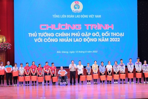 Thủ tướng đối thoại với công nhân: Rà soát chính sách, đáp ứng nguyện vọng về đời sống, việc làm... - Ảnh 2. Thủ tướng đối thoại với công nhân: Rà soát chính sách, đáp ứng nguyện vọng về đời sống, việc làm... - Ảnh 2.