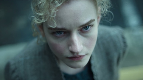 Julia Garner: Dám điên, dám bẩn thỉu - Ảnh 1. Julia Garner: Dám điên, dám bẩn thỉu - Ảnh 1.