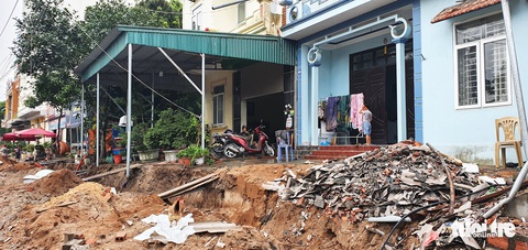 Rãnh sâu như chiến hào dựng trước nhà cả tháng trời, người dân bất an - Ảnh 3. Rãnh sâu như chiến hào dựng trước nhà cả tháng trời, người dân bất an - Ảnh 3.