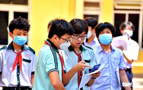 Đề toán thi vào lớp 10 ở TP.HCM: Học sinh trung bình nói hơi khó, khá giỏi nói bình thường - Ảnh 3. Đề toán thi vào lớp 10 ở TP.HCM: Học sinh trung bình nói hơi khó, khá giỏi nói bình thường - Ảnh 3.