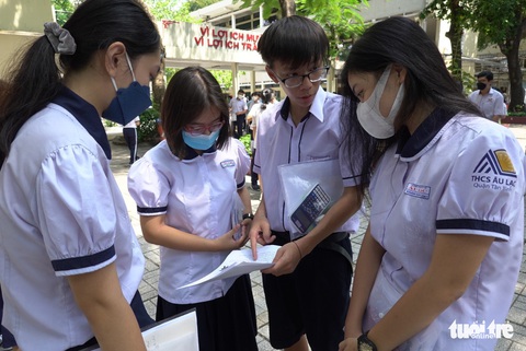 Đề toán thi vào lớp 10 ở TP.HCM: Học sinh trung bình nói hơi khó, khá giỏi nói bình thường - Ảnh 6. Đề toán thi vào lớp 10 ở TP.HCM: Học sinh trung bình nói hơi khó, khá giỏi nói bình thường - Ảnh 6.