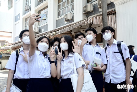 Đề toán thi vào lớp 10 ở TP.HCM: Học sinh trung bình nói hơi khó, khá giỏi nói bình thường - Ảnh 9. Đề toán thi vào lớp 10 ở TP.HCM: Học sinh trung bình nói hơi khó, khá giỏi nói bình thường - Ảnh 9.