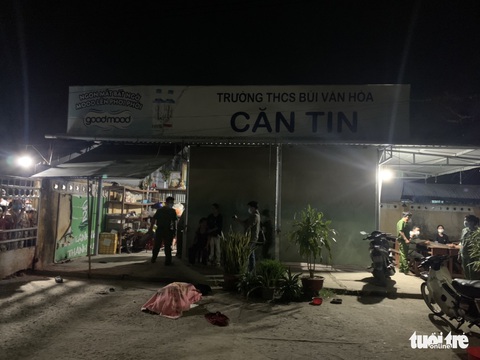 Một phụ nữ chết cháy trước cửa căng tin trường THCS - Ảnh 1. Một phụ nữ chết cháy trước cửa căng tin trường THCS - Ảnh 1.
