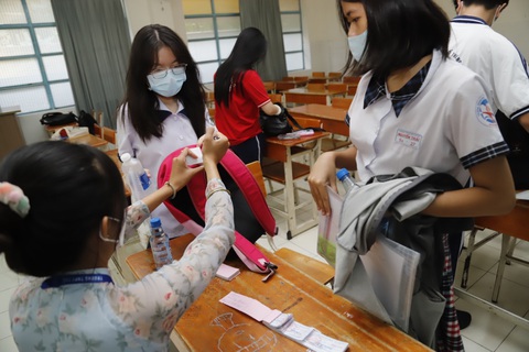 Lạ lẫm giám thị đồ đạc tại trường thi - Ảnh 1. Lạ lẫm giám thị đồ đạc tại trường thi - Ảnh 1.