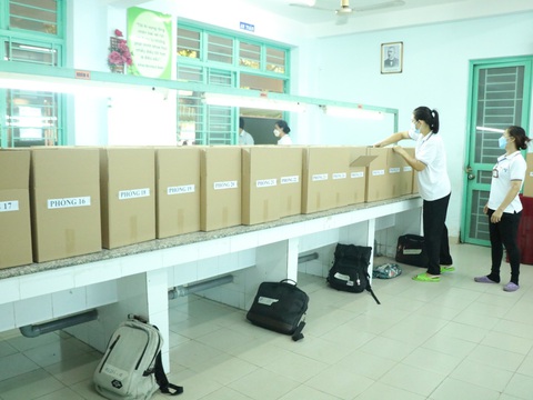 Lạ lẫm giám thị đồ đạc tại trường thi - Ảnh 3. Lạ lẫm giám thị đồ đạc tại trường thi - Ảnh 3.