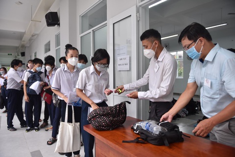Lạ lẫm giám thị đồ đạc tại trường thi - Ảnh 6. Lạ lẫm giám thị đồ đạc tại trường thi - Ảnh 6.