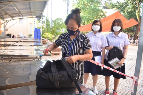 Lạ lẫm giám thị đồ đạc tại trường thi - Ảnh 7. Lạ lẫm giám thị đồ đạc tại trường thi - Ảnh 7.