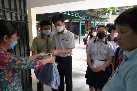 Lạ lẫm giám thị đồ đạc tại trường thi - Ảnh 8. Lạ lẫm giám thị đồ đạc tại trường thi - Ảnh 8.