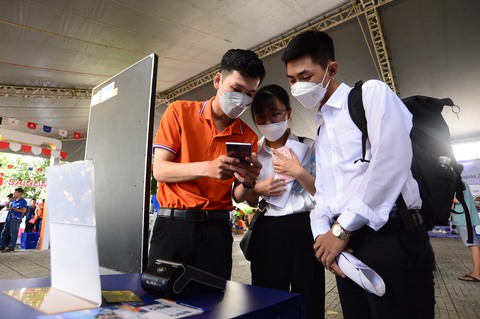 Công nhân hào hứng trải nghiệm dịch vụ và trò chơi tại Chợ phiên Không tiền mặt - Ảnh 1. Công nhân hào hứng trải nghiệm dịch vụ và trò chơi tại Chợ phiên Không tiền mặt - Ảnh 1.