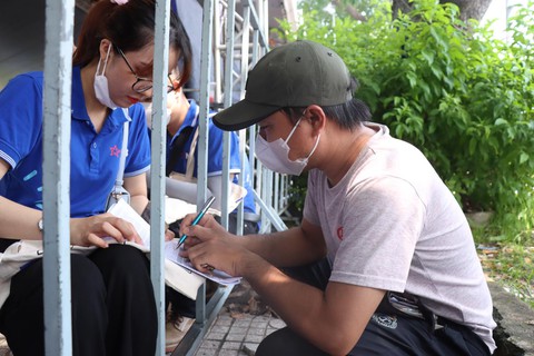 Công nhân hào hứng trải nghiệm dịch vụ và trò chơi tại Chợ phiên Không tiền mặt - Ảnh 10. Công nhân hào hứng trải nghiệm dịch vụ và trò chơi tại Chợ phiên Không tiền mặt - Ảnh 10.
