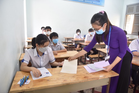 Thi vào lớp 10 tại TP.HCM: Đề văn hay, tiếng Anh phân hóa tốt - Ảnh 1. Thi vào lớp 10 tại TP.HCM: Đề văn hay, tiếng Anh phân hóa tốt - Ảnh 1.