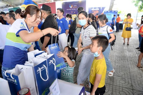 Công nhân hào hứng trải nghiệm dịch vụ và trò chơi tại Chợ phiên Không tiền mặt - Ảnh 2. Công nhân hào hứng trải nghiệm dịch vụ và trò chơi tại Chợ phiên Không tiền mặt - Ảnh 2.
