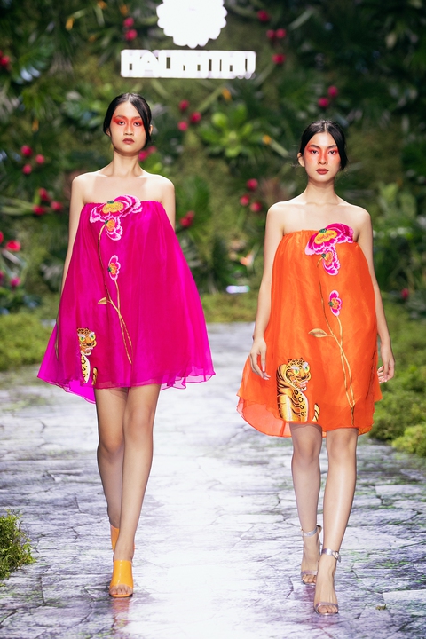 Thanh Hằng, Xuân Lan trình diễn thời trang giữa ‘rừng’ - Ảnh 7. Thanh Hằng, Xuân Lan trình diễn thời trang giữa ‘rừng’ - Ảnh 7.