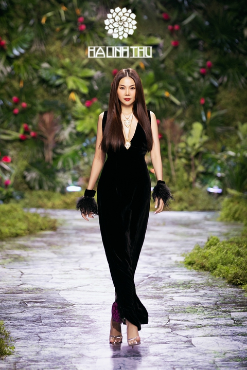 Thanh Hằng, Xuân Lan trình diễn thời trang giữa ‘rừng’ - Ảnh 1. Thanh Hằng, Xuân Lan trình diễn thời trang giữa ‘rừng’ - Ảnh 1.