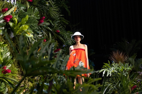 Thanh Hằng, Xuân Lan trình diễn thời trang giữa ‘rừng’ - Ảnh 3. Thanh Hằng, Xuân Lan trình diễn thời trang giữa ‘rừng’ - Ảnh 3.