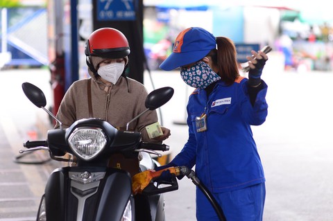 Malaysia bán xăng 13.000 đồng/lít cho Việt Nam là thông tin hiểu lầm - Ảnh 1. Malaysia bán xăng 13.000 đồng/lít cho Việt Nam là thông tin hiểu lầm - Ảnh 1.
