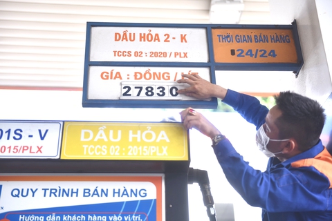 Giá xăng tiếp tục lập đỉnh: Xăng RON95 tăng lên mốc 32.370 đồng/lít - Ảnh 1. Giá xăng tiếp tục lập đỉnh: Xăng RON95 tăng lên mốc 32.370 đồng/lít - Ảnh 1.