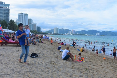 Du lịch hè Nha Trang kín khách, chủ yếu khách nội - Ảnh 1.