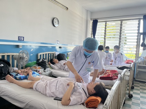 Nguy hiểm khó lường khi người lớn mắc sốt xuất huyết - Ảnh 1. Nguy hiểm khó lường khi người lớn mắc sốt xuất huyết - Ảnh 1.