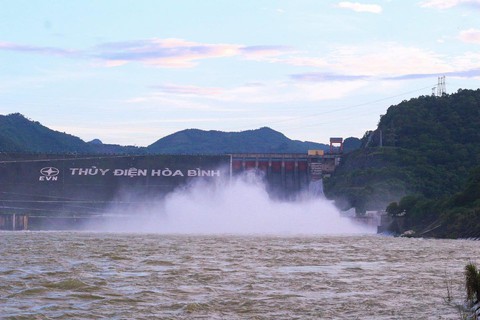Thủy điện Hòa Bình mở 4 cửa xả đáy, nguy cơ ngập lụt vùng hạ lưu sông Hồng - Ảnh 1. Thủy điện Hòa Bình mở 4 cửa xả đáy, nguy cơ ngập lụt vùng hạ lưu sông Hồng - Ảnh 1.