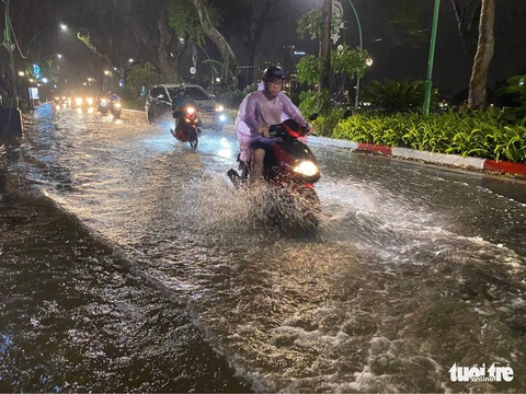 Hà Nội mưa chưa đầy 1 giờ, nhiều tuyến phố thành sông, nước tràn vào nhà dân - Ảnh 10. Hà Nội mưa chưa đầy 1 giờ, nhiều tuyến phố thành sông, nước tràn vào nhà dân - Ảnh 10.