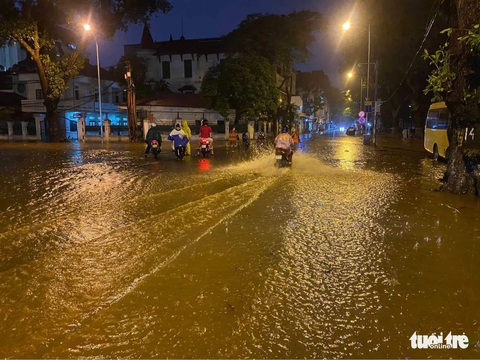 Hà Nội mưa chưa đầy 1 giờ, nhiều tuyến phố thành sông, nước tràn vào nhà dân - Ảnh 5. Hà Nội mưa chưa đầy 1 giờ, nhiều tuyến phố thành sông, nước tràn vào nhà dân - Ảnh 5.