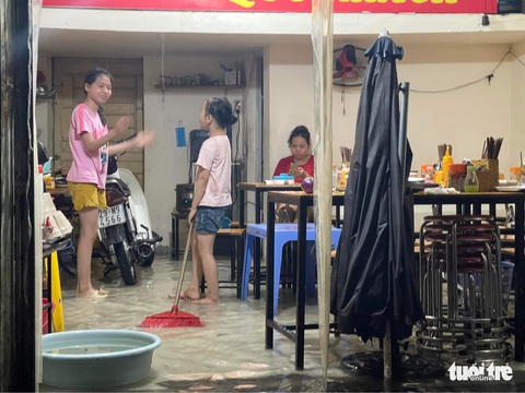 Hà Nội mưa chưa đầy 1 giờ, nhiều tuyến phố thành sông, nước tràn vào nhà dân - Ảnh 7. Hà Nội mưa chưa đầy 1 giờ, nhiều tuyến phố thành sông, nước tràn vào nhà dân - Ảnh 7.