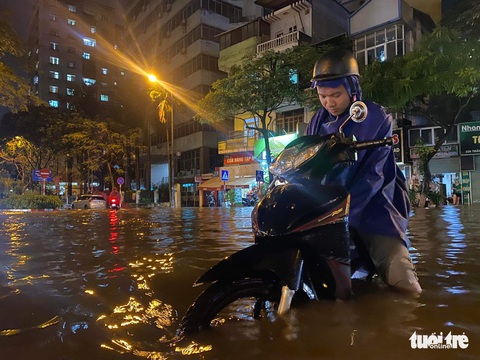 Hà Nội mưa chưa đầy 1 giờ, nhiều tuyến phố thành sông, nước tràn vào nhà dân - Ảnh 9. Hà Nội mưa chưa đầy 1 giờ, nhiều tuyến phố thành sông, nước tràn vào nhà dân - Ảnh 9.