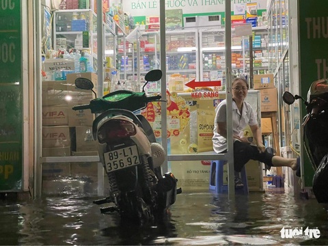 Hà Nội mưa chưa đầy 1 giờ, nhiều tuyến phố thành sông, nước tràn vào nhà dân - Ảnh 8. Hà Nội mưa chưa đầy 1 giờ, nhiều tuyến phố thành sông, nước tràn vào nhà dân - Ảnh 8.