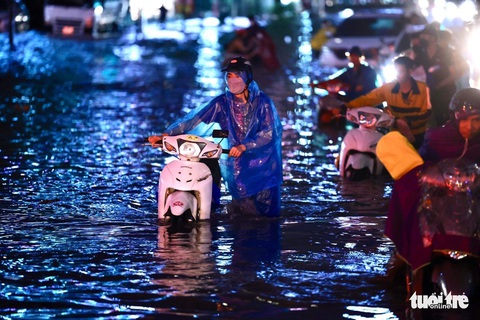 Hà Nội mưa chưa đầy 1 giờ, nhiều tuyến phố thành sông, nước tràn vào nhà dân - Ảnh 4. Hà Nội mưa chưa đầy 1 giờ, nhiều tuyến phố thành sông, nước tràn vào nhà dân - Ảnh 4.